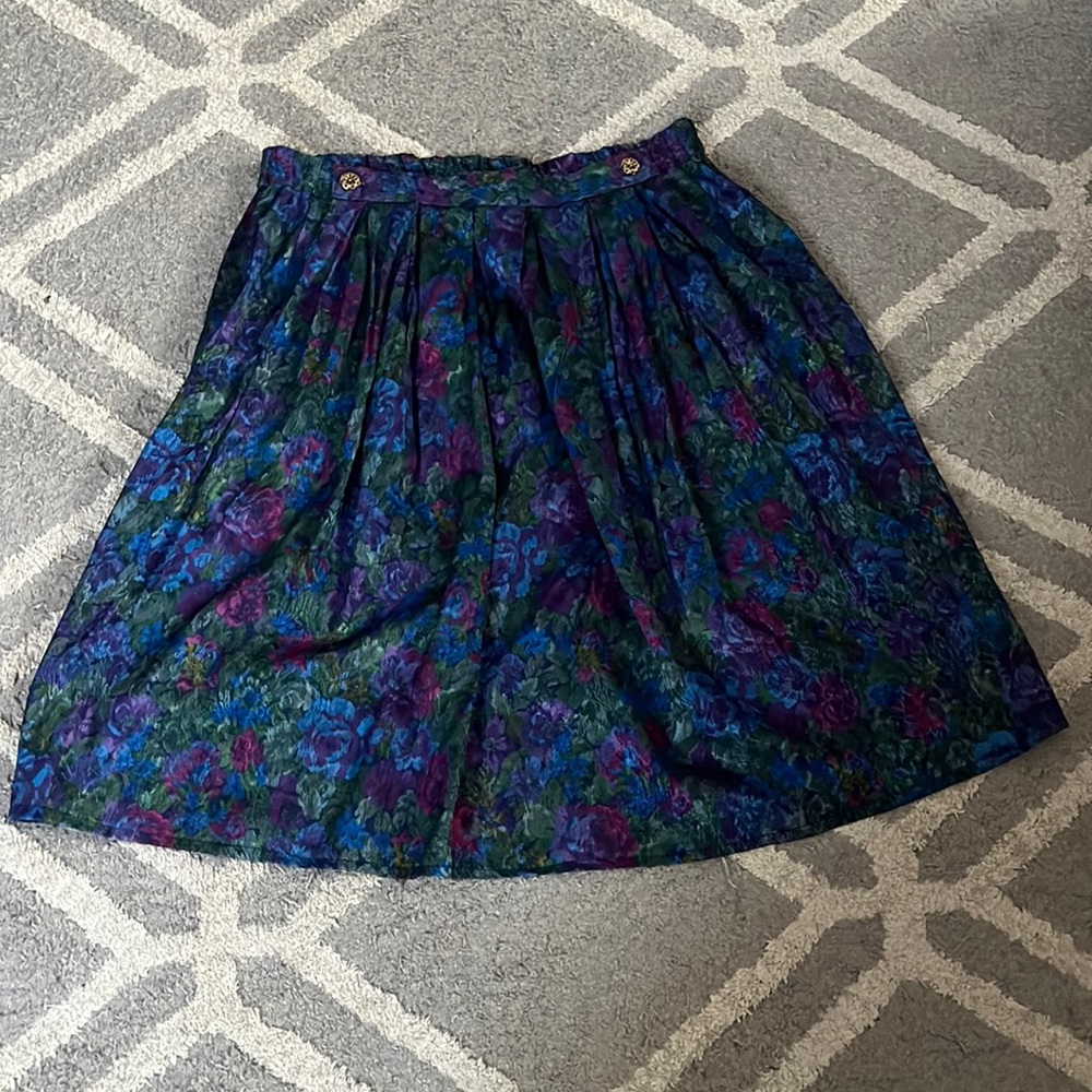 Super cute mid length skirt